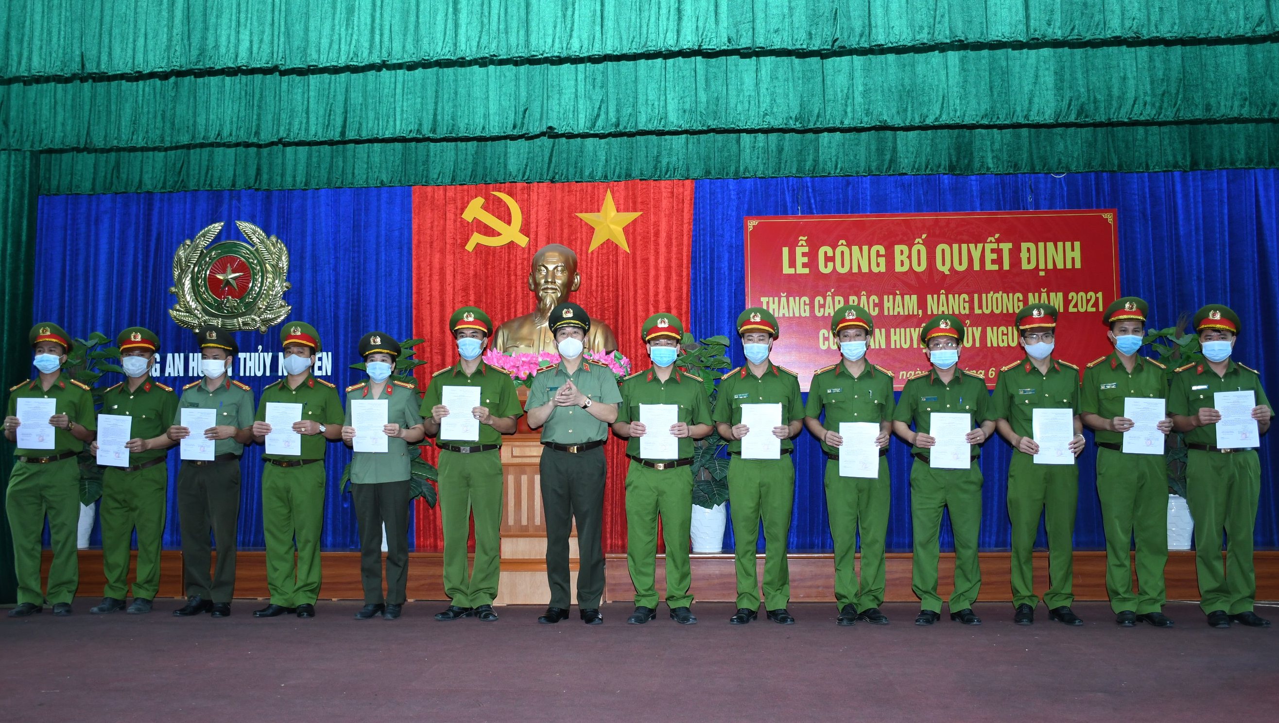 Công an huyện Thủy Nguyên: Công bố quyết định nâng lương, thăng cấp bậc hàm năm 2021